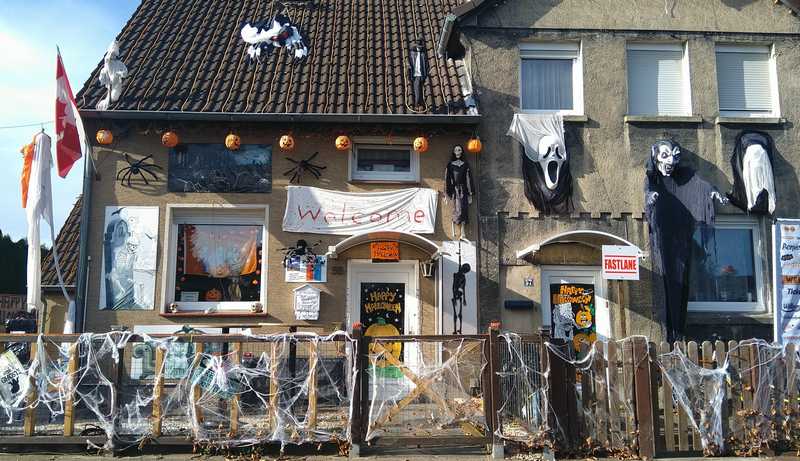 Datei:Halloweenhaus 2019 2.jpg