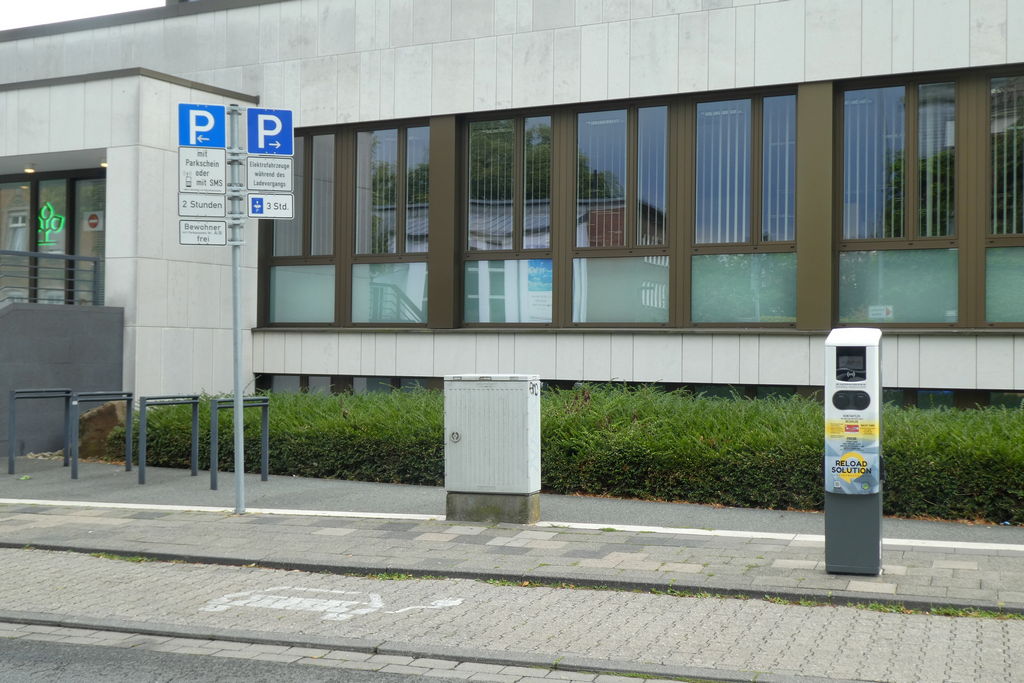 E-Ladesaeule Bismarckstrasse AOK.jpg