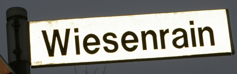 Datei:Strassenschild Wiesenrain.jpg