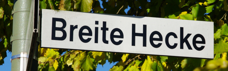 Datei:Strassenschild Breite Hecke.jpg