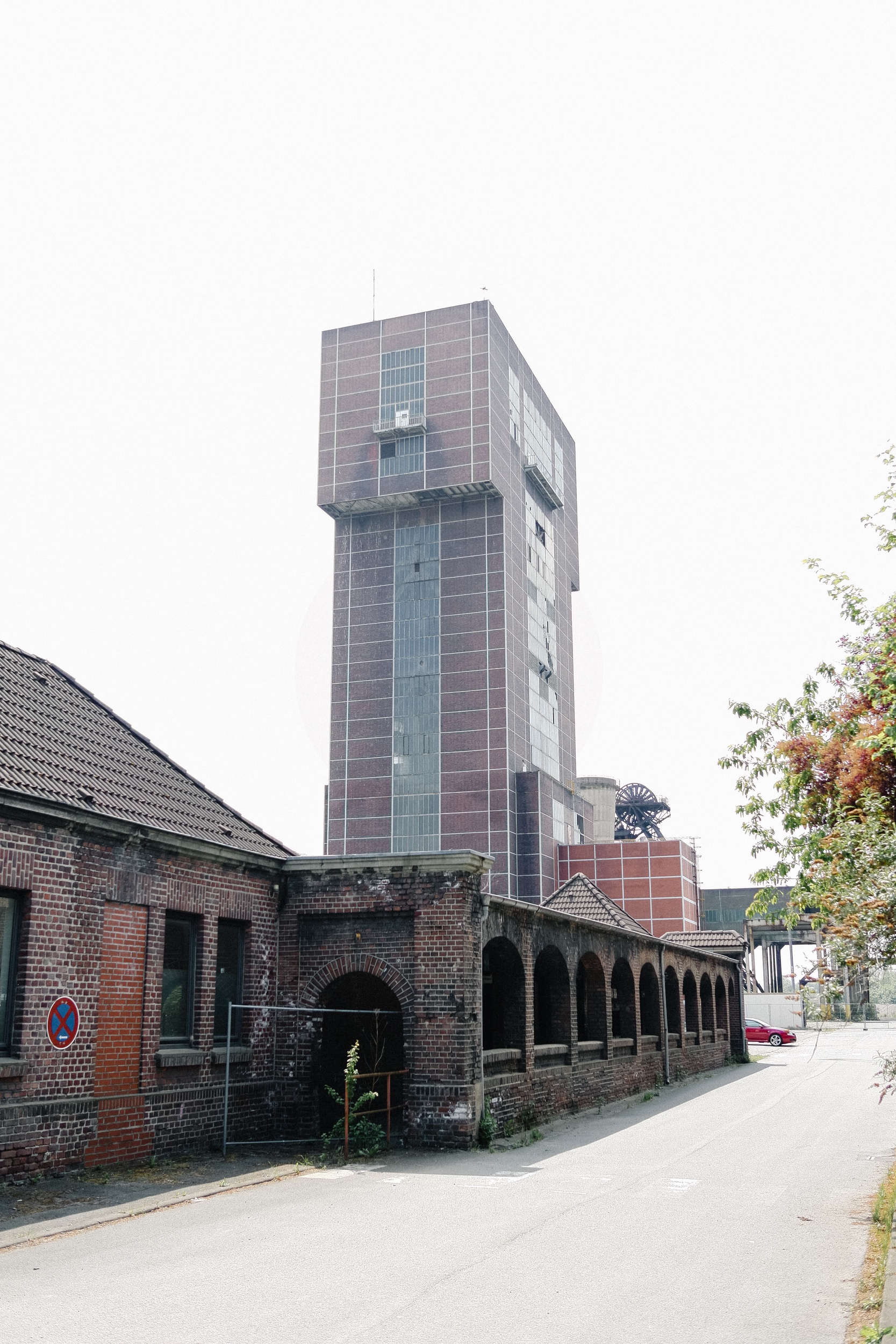 Eingangspforte mit Laubengang und Förderturm über Schacht Robert