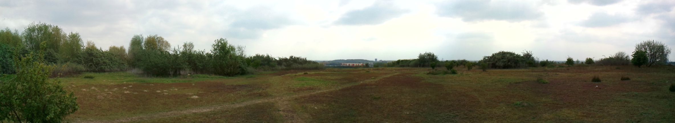 Halde Radbod, Plateau, Panoramasicht nach Süden – Im Hintergrund der ehemalige Förderturm der Zeche Heinrich-Robert (Bergwerk Ost)