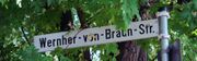 Strassenschild Wernher von Braun Strasse.jpg