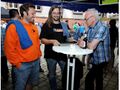 Martin Kesztyüs (links) und Martin Böckel (mitte) von der Piratenpartei