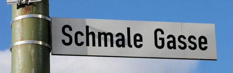 Straßenschild Schmale Gasse