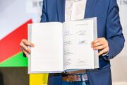 Unterschriebener Koalitionsvertrag.jpg