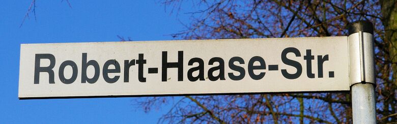 Straßenschild Robert-Haase-Straße