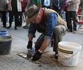 Gunter Demnig bei der Verlegung der Stolpersteine