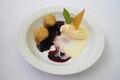 Topfenknödel mit Haselnusskrokant, Holunderragout und feinem Bierrahmeis (Hotel Bomke)