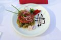 Hausgemachte Rehbratwurstschnecke auf einem Kartoffel-Pilz-Ragout (Gasthaus Middendorf)