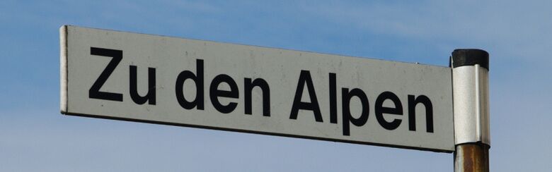Straßenschild Zu den Alpen