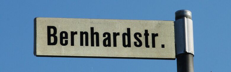 Straßenschild Bernhardstraße