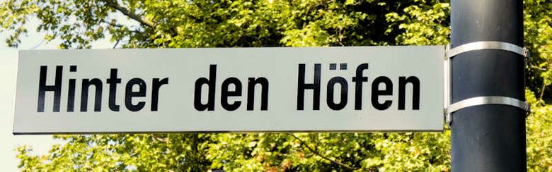 Straßenschild Hinter den Höfen