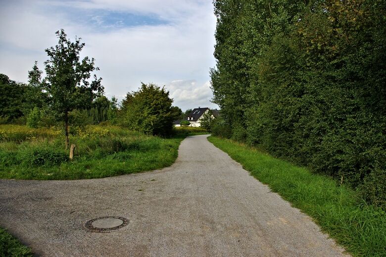 Weg-PE-c06 Richtung Östingstraße, links zweigt der Weg-PE01 ab