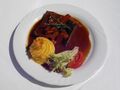 Zarte Scheiben vom Rotweinbraten mit knackigem Wurzelgemüse und Herzoginkartoffeln (Fliegerklause)