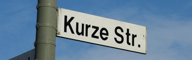 Straßenschild Kurze Straße