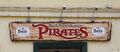 Pirates, Eingangsschild