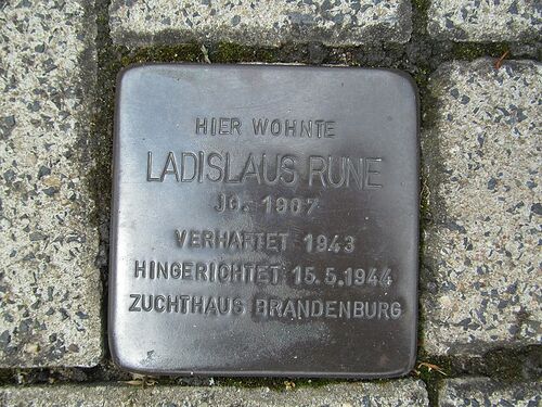 Stolperstein1 Ladislaus Rune Hebbelstraße 9 - Wikimedia Commons.jpg