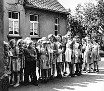 Aufstellen der Mädchen nach der Pause (ca. 1960)