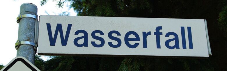 Straßenschild Wasserfall