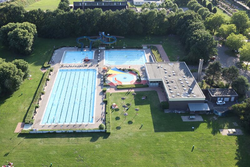Datei:Luftbild Freibad Berge.jpg