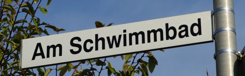 Straßenschild Am Schwimmbad