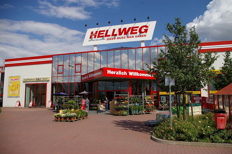 Eingangsbereich des Hellweg-Baumarktes