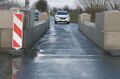 Die Durchfahrtsperre aus schweren Betonquadern soll die Durchfahrt für Sprinter und LKWs über 2,20 m Breite unmöglich machen