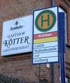 Gaststättenschild und Haltestelle