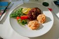 Lachstatar mit Lemonenpfeffer an Salatsträußchen & Walnuss-Kartoffelpuffer (Restaurant am Richterbusch)
