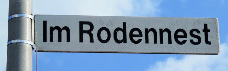 Straßenschild Im Rodennest