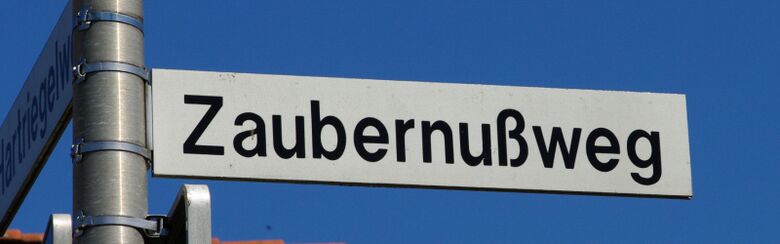 Straßenschild Zaubernußweg