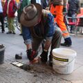 Gunter Demnig bei der Verlegung der Stolpersteine