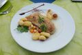 Mit Honig glasierte Hähnchenbrust auf Röstgemüse in einer Sauce-Crème-fraîche, dazu Pariser Kartoffeln (maxigastro)