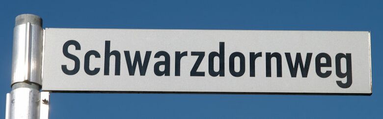 Straßenschild Schwarzdornweg