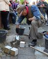 Gunter Demnig bei der Verlegung der Stolpersteine
