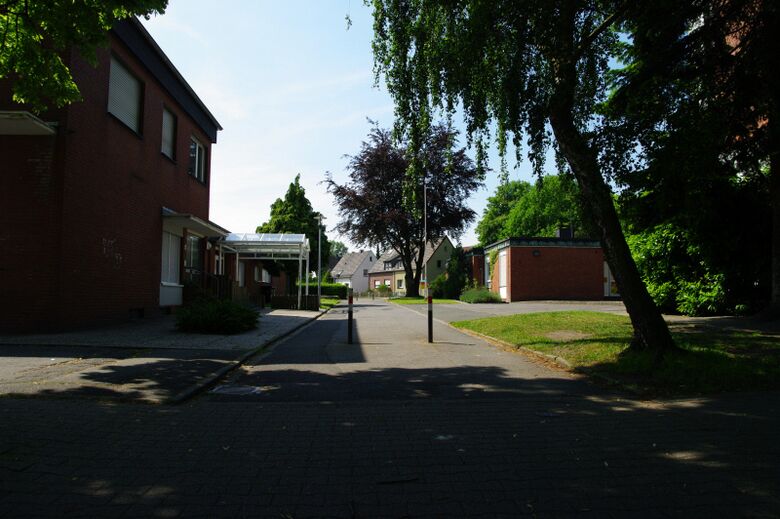 An der Theresienkirche von der Maybachstraße aus