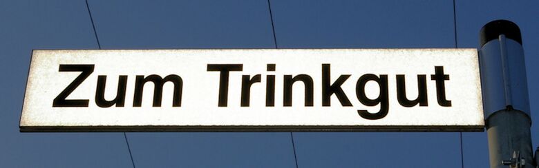 Straßenschild Zum Trinkgut