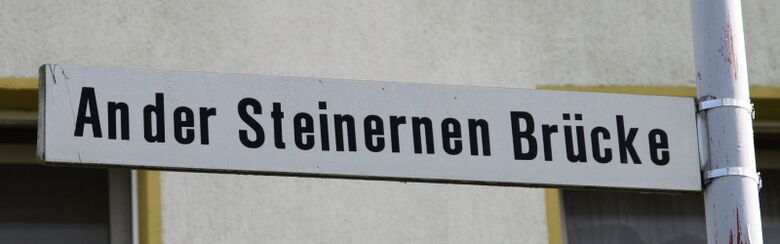 Straßenschild An der Steinernen Brücke