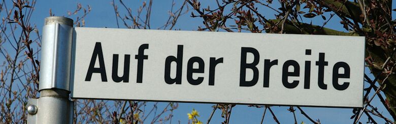 Straßenschild Auf der Breite