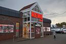 REWE Lauer – Eingangsportal in markantem Rot