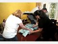 Wahlhelfer leeren die Wahlurnen