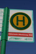 Haltestellenschild Viktoriastraße/Westausgang Bhf.