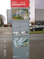 Stele Oberlandesgericht Vollansicht 1.jpg