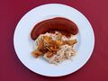 Iberico-Bratwurst mit Purple Curry Sauce und Waldorfsalat (Denkma(h)l)