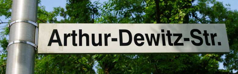 Straßenschild Arthur-Dewitz-Straße