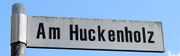 Strassenschild Am Huckenholz.jpg