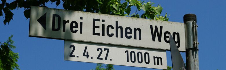 Straßenschild Drei Eichen Weg