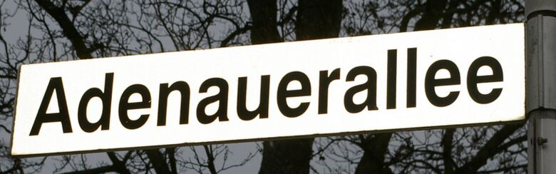 Straßenschild Adenauerallee